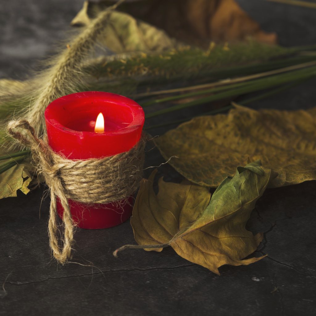 significado de las velas rojas, vela roja enrollada con una cuerda